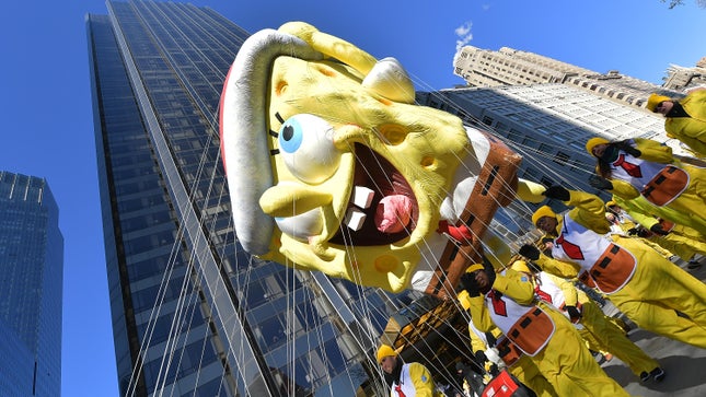 Der große SpongeBob schwebt über den Kleinsterblichen und klammert sich an seine unsterbliche Pracht